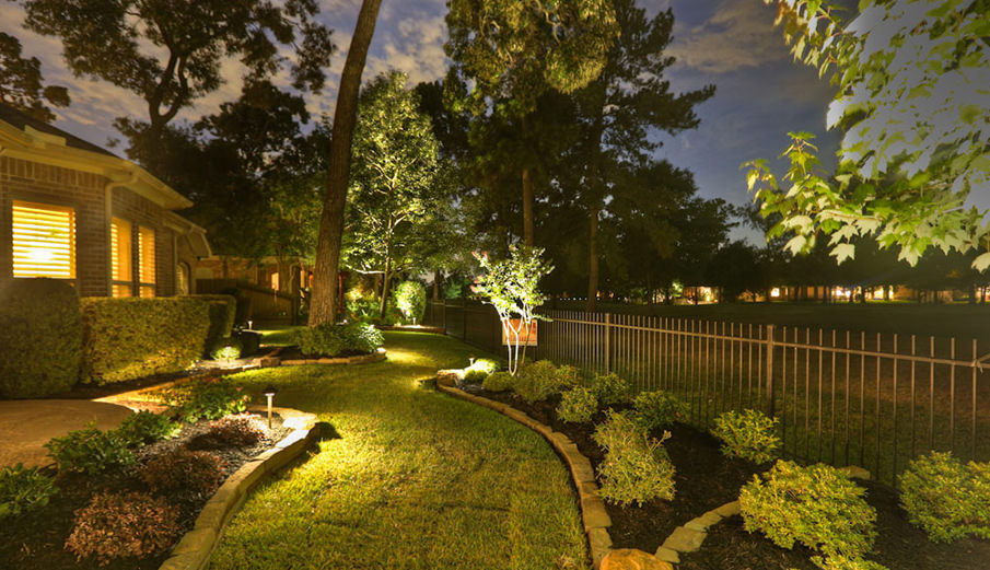 Outdoor landscape night lighting, YardBirds Landscaping, Kingwood TX.