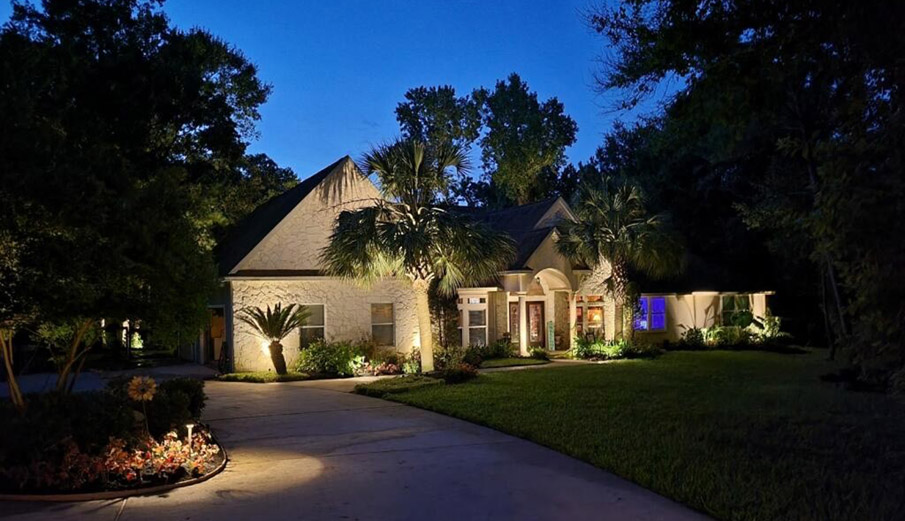 Outdoor landscape night lighting, YardBirds Landscaping, Kingwood TX.