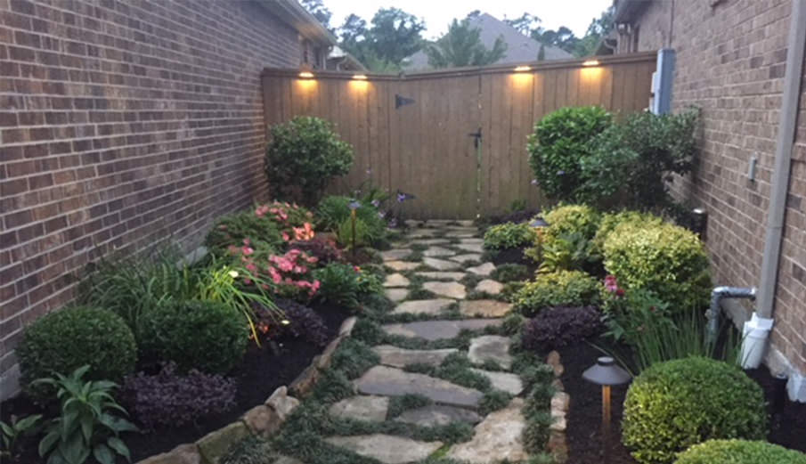 Outdoor landscape night lighting, YardBirds Landscaping, Kingwood TX.